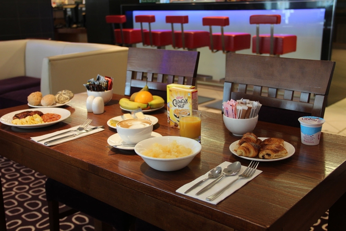 Imagen del bar/restaurante del Hotel Holiday Inn Express London Swiss Cottage. Foto 7