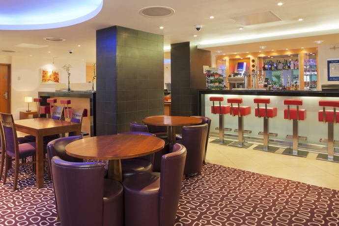 Imagen del bar/restaurante del Hotel Holiday Inn Express London Swiss Cottage. Foto 9