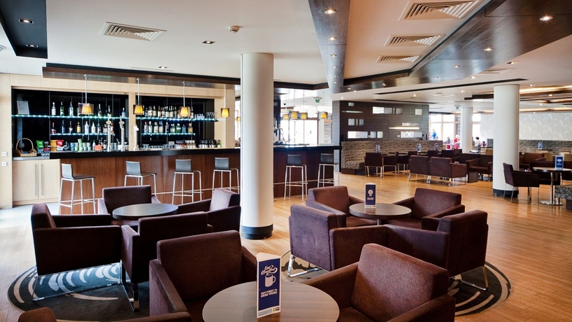Imagen del bar/restaurante del Hotel Holiday Inn Express London-epsom Downs, An Ihg. Foto 5