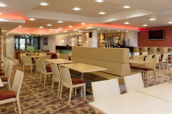 Imagen del bar/restaurante del Hotel Holiday Inn Express London-watford Junction, An Ihg. Foto 4