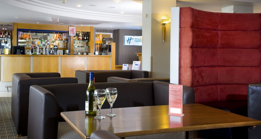 Imagen de los interiores del Hotel Holiday Inn Express Londres - Aeropuerto de Luton. Foto 15