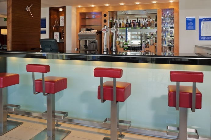 Imagen del bar/restaurante del Hotel Holiday Inn Express Londres - Golders Green (A406). Foto 5