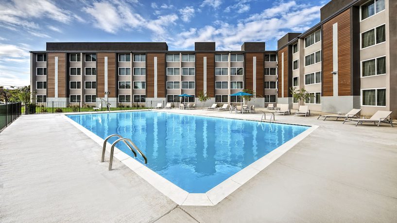 Imagen de la piscina del Hotel Holiday Inn Express Louisville Airport Expo Center, An Ihg. Foto 20