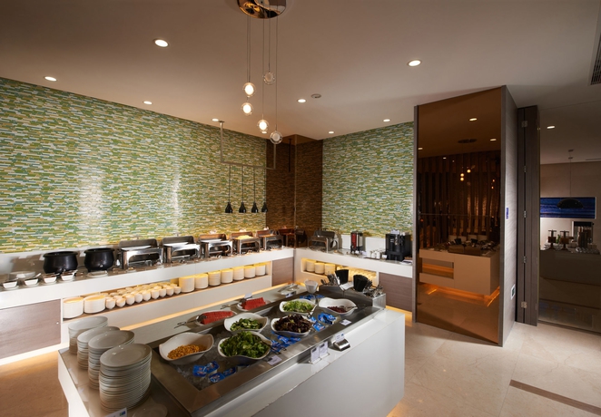 Imagen del bar/restaurante del Hotel Holiday Inn Express Luoyang City Center, An Ihg. Foto 3