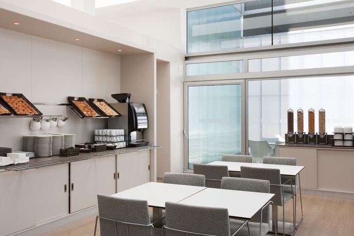 Imagen del bar/restaurante del Hotel Holiday Inn Express Madrid-leganes, An Ihg. Foto 4