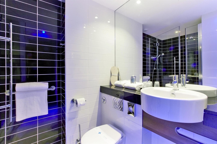 Imagen de la habitación del Hotel Holiday Inn Express Marseille Airport. Foto 11