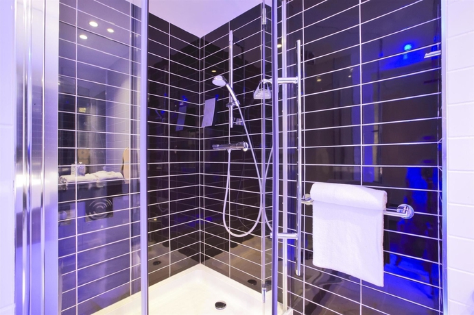 Imagen de la habitación del Hotel Holiday Inn Express Marseille Airport. Foto 12