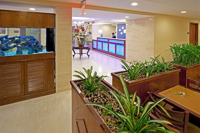 Imagen de los interiores del Hotel Holiday Inn Express Maspeth. Foto 16