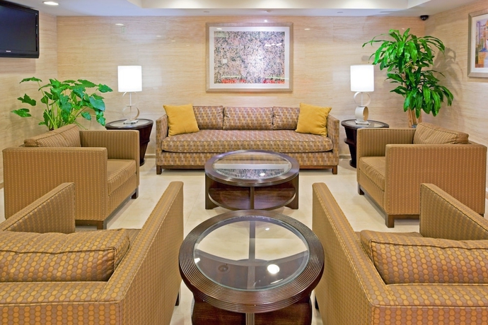 Imagen de los interiores del Hotel Holiday Inn Express Maspeth. Foto 17