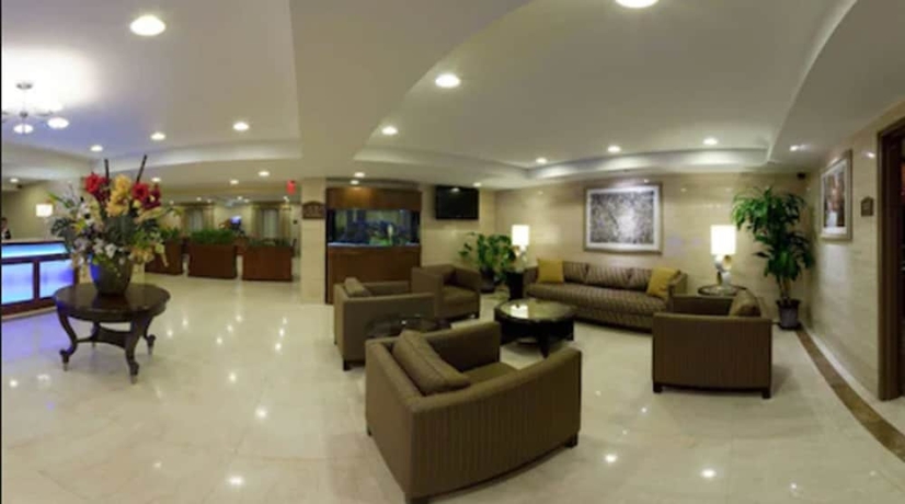 Imagen de los interiores del Hotel Holiday Inn Express Maspeth. Foto 19