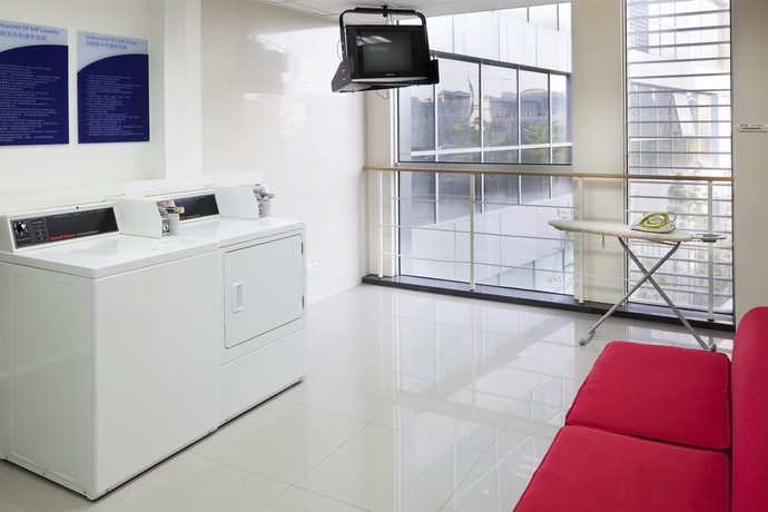 Imagen de los interiores del Hotel Holiday Inn Express Meilong. Foto 13