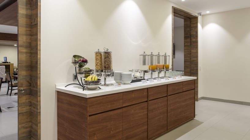 Imagen del bar/restaurante del Hotel Holiday Inn Express Mexico Basilica, An Ihg. Foto 6