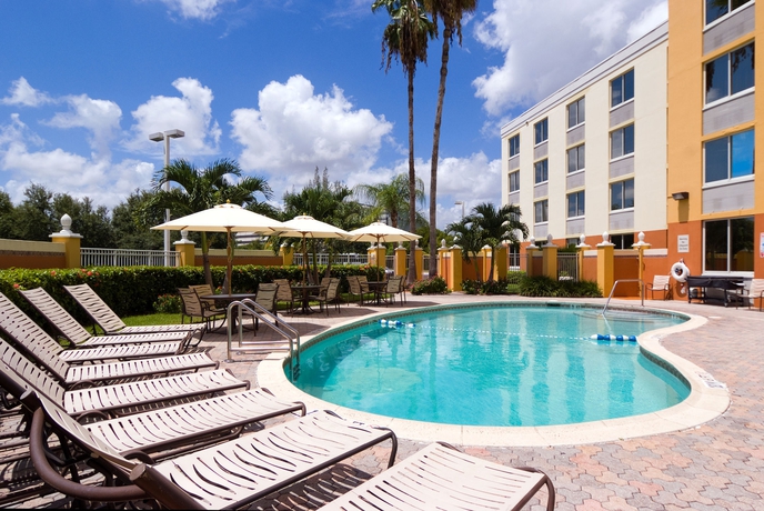 Imagen de la piscina del Hotel Holiday Inn Express Miami Airport Doral Area. Foto 13