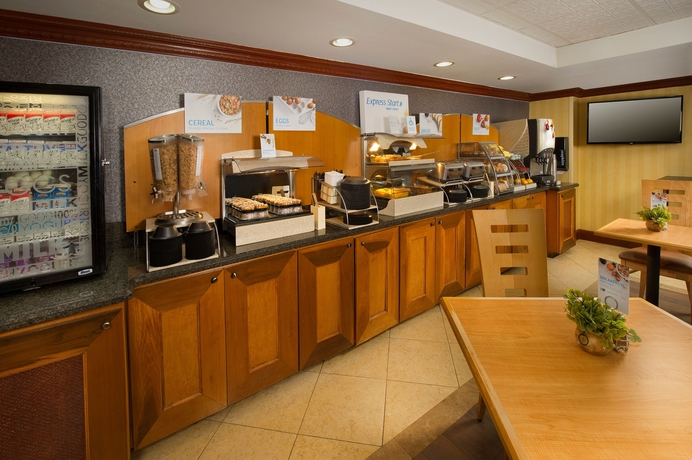 Imagen del bar/restaurante del Hotel Holiday Inn Express Miami Airport Doral Area. Foto 1