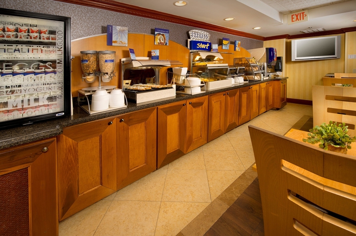 Imagen del bar/restaurante del Hotel Holiday Inn Express Miami Airport Doral Area. Foto 2