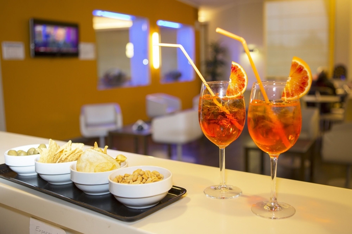 Imagen del bar/restaurante del Hotel Holiday Inn Express Milan Malpensa Airport. Foto 3