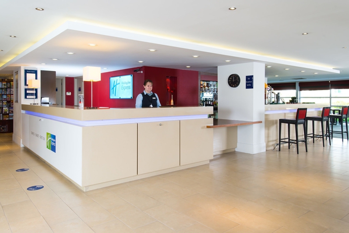 Imagen de los interiores del Hotel Holiday Inn Express Milton Keynes, An Ihg. Foto 16