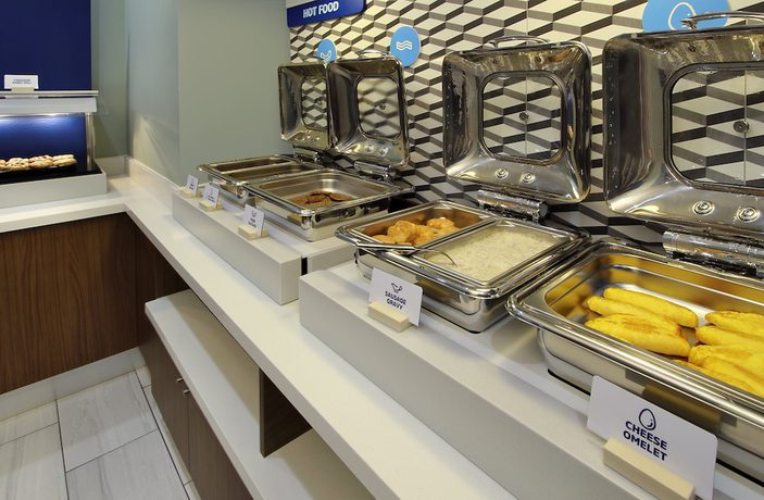 Imagen del bar/restaurante del Hotel Holiday Inn Express Milwaukee West Allis, an IHG. Foto 3