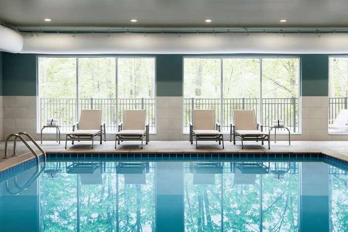 Imagen de la piscina del Hotel Holiday Inn Express Milwaukee West Allis, an IHG. Foto 20