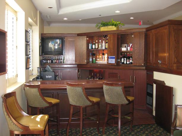 Imagen del bar/restaurante del Hotel Holiday Inn Express Naperville. Foto 2