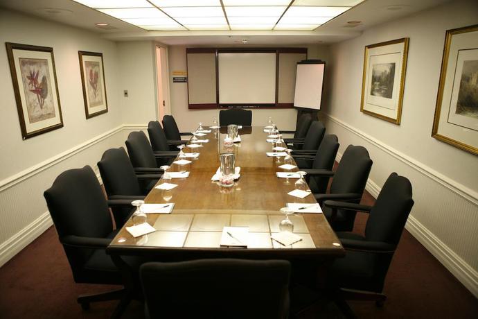 Imagen de los interiores del Hotel Holiday Inn Express Naperville. Foto 8