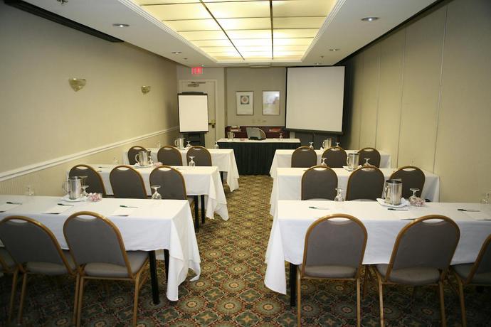 Imagen de los interiores del Hotel Holiday Inn Express Naperville. Foto 9
