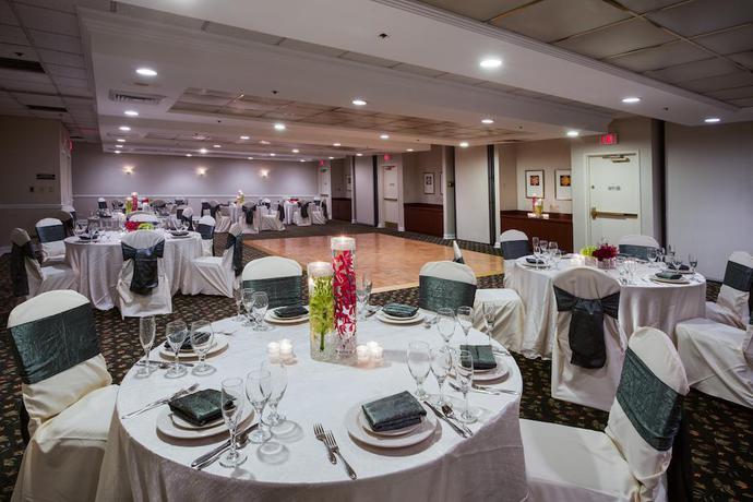Imagen de los interiores del Hotel Holiday Inn Express Naperville. Foto 12