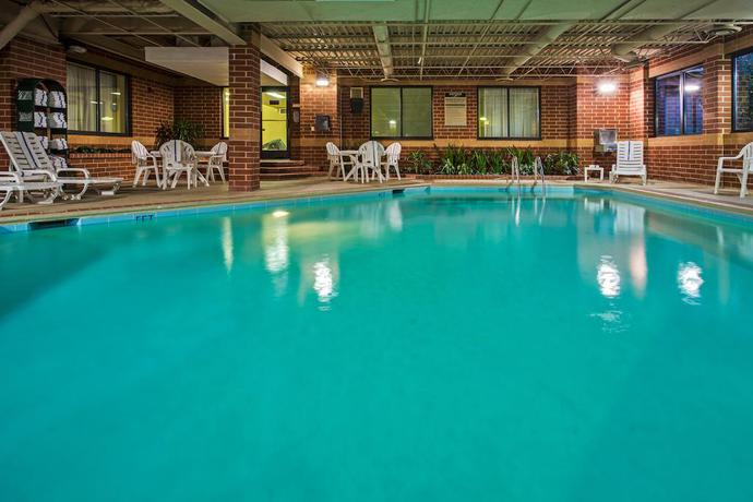 Imagen de la piscina del Hotel Holiday Inn Express Naperville. Foto 13