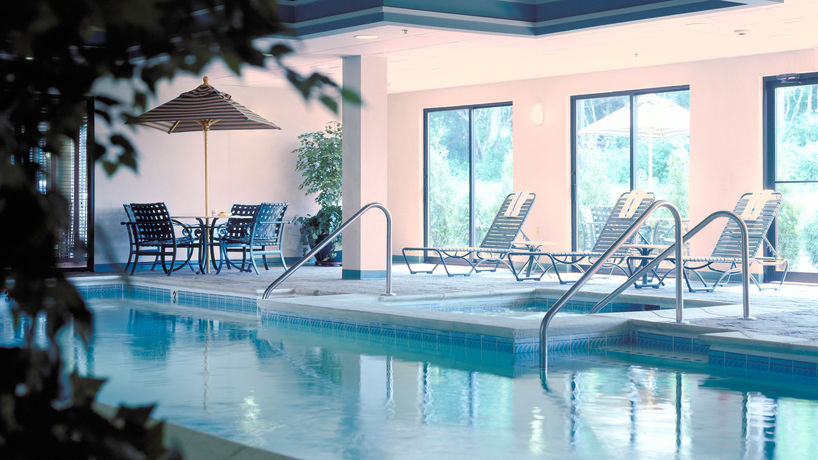 Imagen de la piscina del Hotel Holiday Inn Express Newport North - Middletown, An Ihg. Foto 8