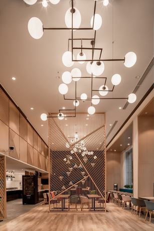 Imagen de los interiores del Hotel Holiday Inn Express Ningbo City Center. Foto 17