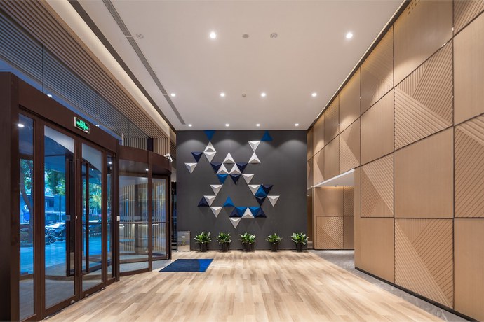 Imagen de los interiores del Hotel Holiday Inn Express Ningbo City Center. Foto 19