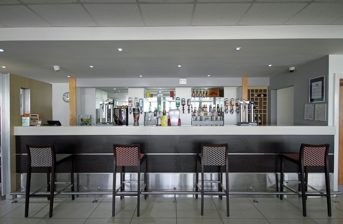 Imagen del bar/restaurante del Hotel Holiday Inn Express Nuneaton, An Ihg. Foto 3