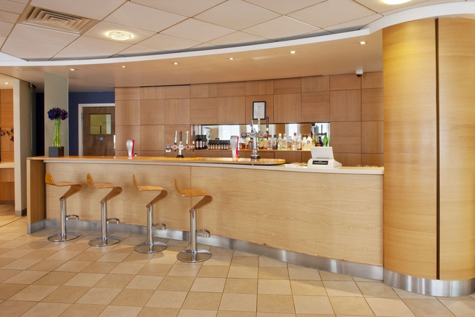 Imagen del bar/restaurante del Hotel Holiday Inn Express Oxford-kassam Stadium. Foto 3