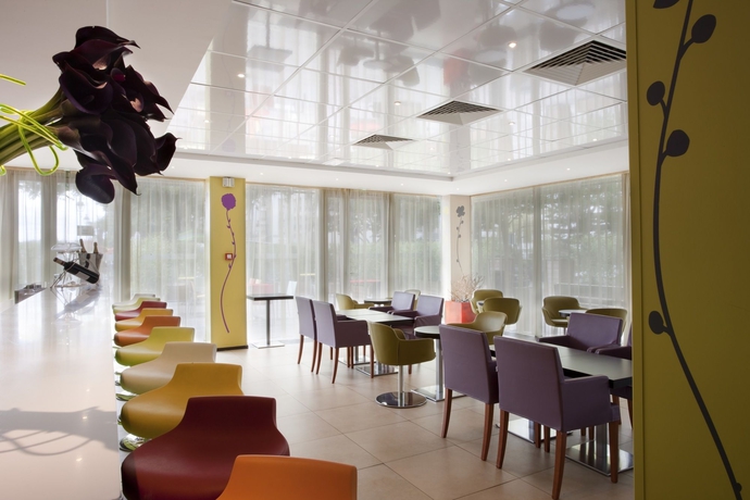 Imagen de los interiores del Hotel Holiday Inn Express Paris - Canal De La Villette. Foto 16