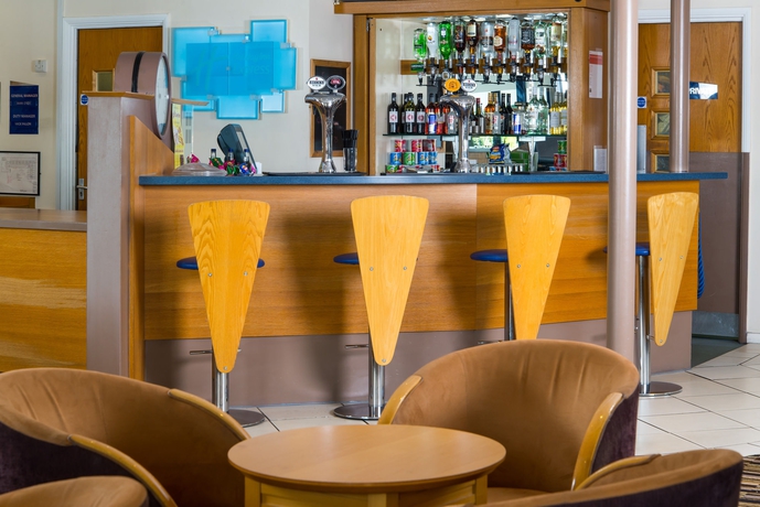 Imagen del bar/restaurante del Hotel Holiday Inn Express Peterborough, An Ihg. Foto 5