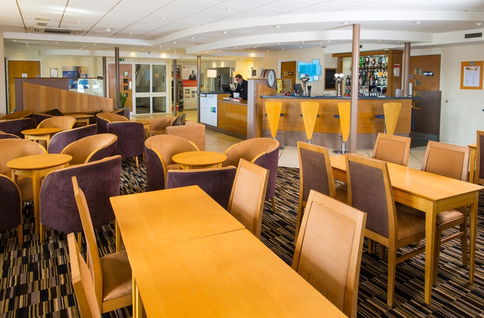 Imagen del bar/restaurante del Hotel Holiday Inn Express Peterborough, An Ihg. Foto 7