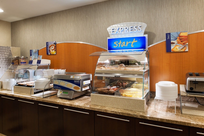 Imagen del bar/restaurante del Hotel Holiday Inn Express Philadelphia Airport, An Ihg. Foto 3