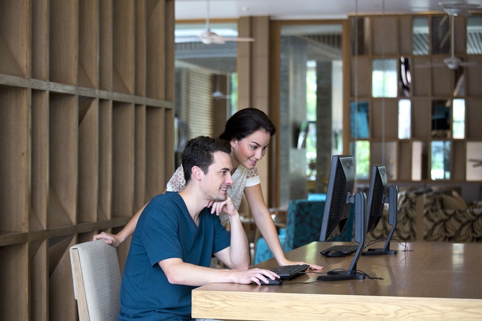 Imagen de los interiores del Hotel Holiday Inn Express Phuket Patong Beach Central, An Ihg. Foto 11