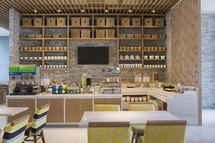 Imagen del bar/restaurante del Hotel Holiday Inn Express Phuket Patong Beach Central, An Ihg. Foto 2