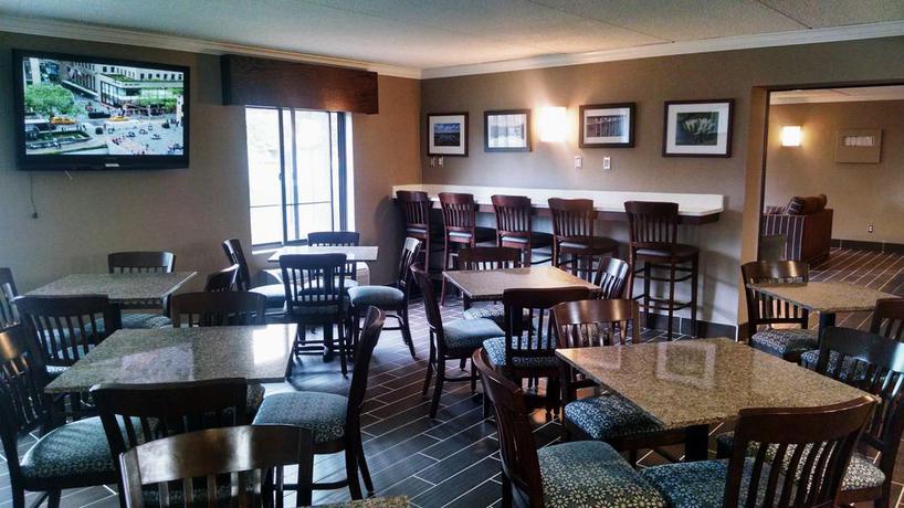 Imagen del bar/restaurante del Hotel Holiday Inn Express Plattsburgh. Foto 2