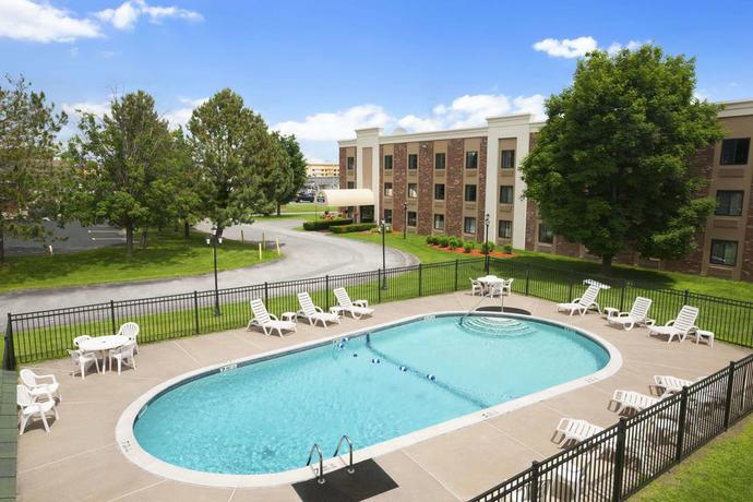 Imagen de la piscina del Hotel Holiday Inn Express Plattsburgh. Foto 9