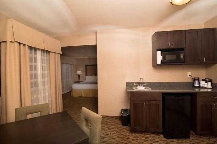 Imagen de la habitación del Hotel Holiday Inn Express Port Hueneme, An Ihg. Foto 10