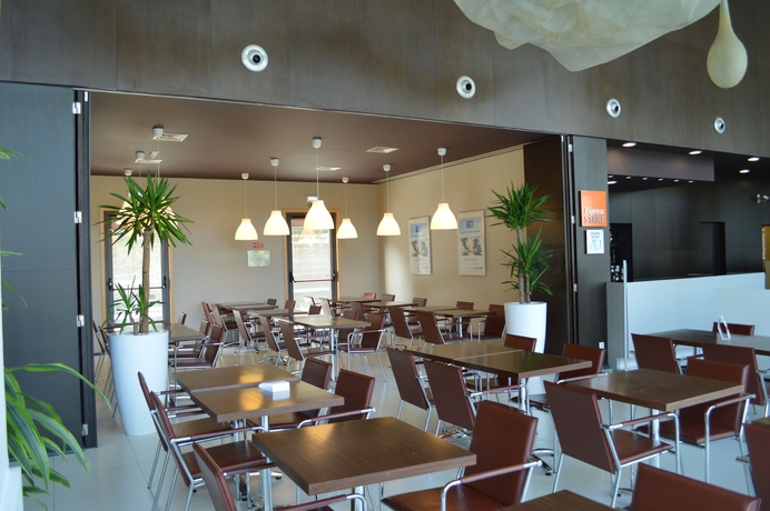 Imagen del bar/restaurante del Hotel Holiday Inn Express Porto Exponor. Foto 7