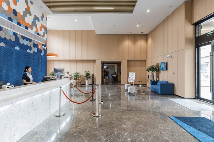 Imagen de los interiores del Hotel Holiday Inn Express Pudong Chuansha. Foto 17