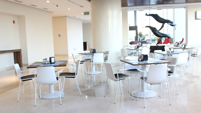 Imagen del bar/restaurante del Hotel Holiday Inn Express Puerto Vallarta. Foto 2