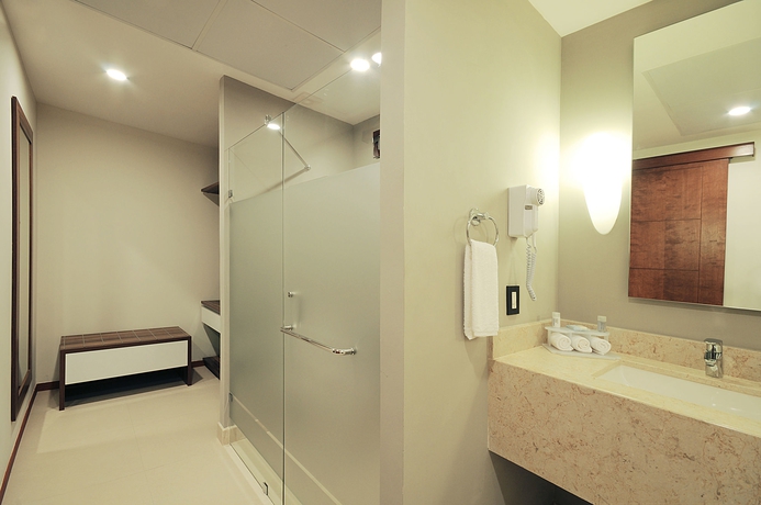 Imagen de la habitación del Hotel Holiday Inn Express Puerto Vallarta. Foto 8
