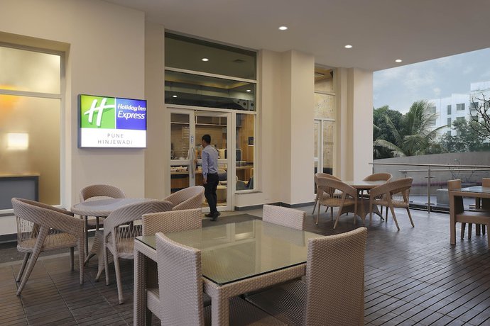 Imagen de los interiores del Hotel Holiday Inn Express Pune Hinjewadi. Foto 36