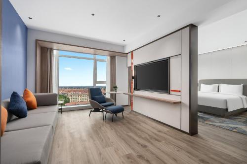Imagen de la habitación del Hotel Holiday Inn Express Qingdao Hongdao Station, an IHG. Foto 12