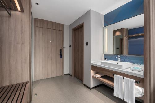 Imagen de la habitación del Hotel Holiday Inn Express Qingdao Hongdao Station, an IHG. Foto 14