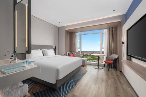 Imagen de la habitación del Hotel Holiday Inn Express Qingdao Hongdao Station, an IHG. Foto 15
